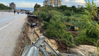 - Çöken yoldan düşen otomobildeki sürücünün öldüğü sağanak dolayısıyla evlerinde