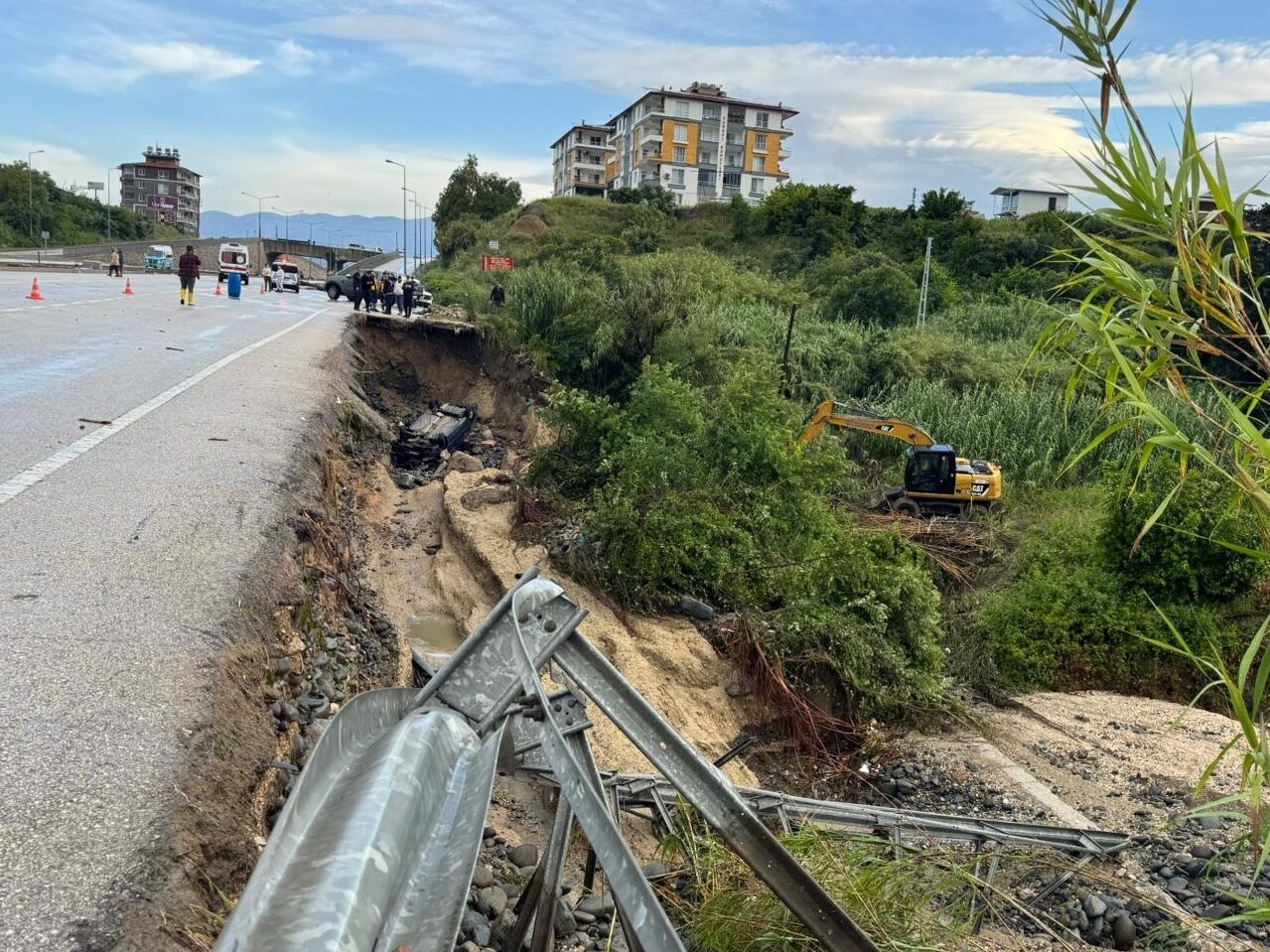 - Çöken yoldan düşen otomobildeki sürücünün öldüğü sağanak dolayısıyla evlerinde