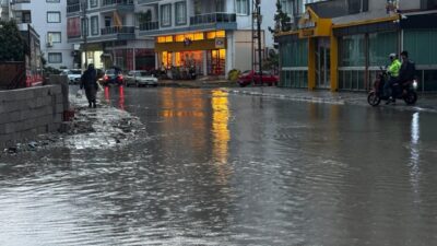 HATAY (AA) – Hatay'ın Dörtyol ilçesinde sağanak nedeniyle bazı cadde