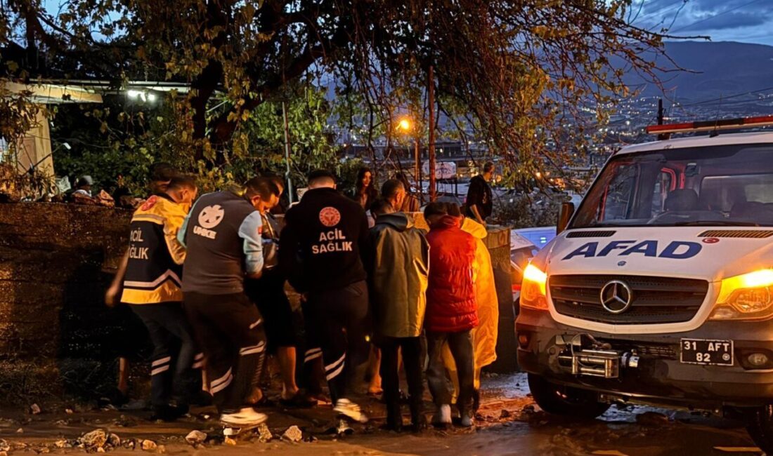 HATAY (AA) – Hatay'ın merkez Antakya ilçesinde sağanak nedeniyle çöken
