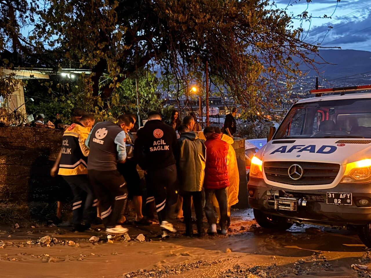 HATAY (AA) – Hatay'ın merkez Antakya ilçesinde sağanak nedeniyle çöken