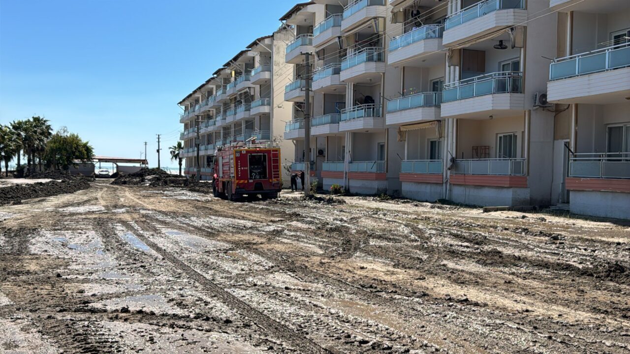 HATAY (AA) – Hatay'ın Dörtyol ilçesinde sağanaktan etkilenen alanlarda temizlik