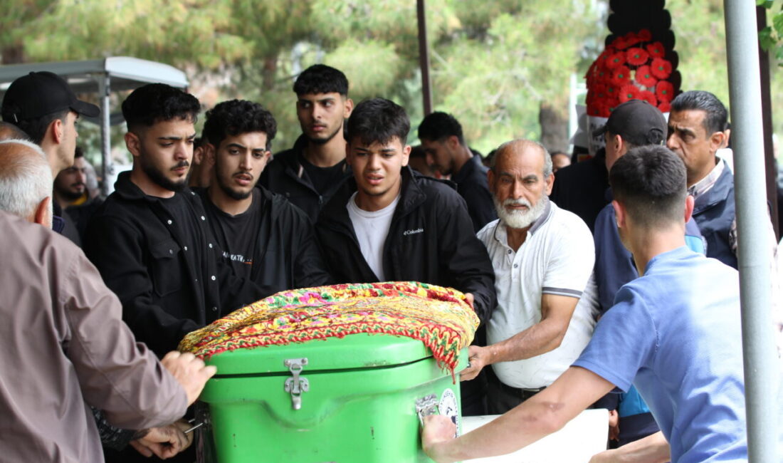 HATAY (AA) – Hatay'da bulundukları aracın sağanağın etkisiyle çöken köprüden