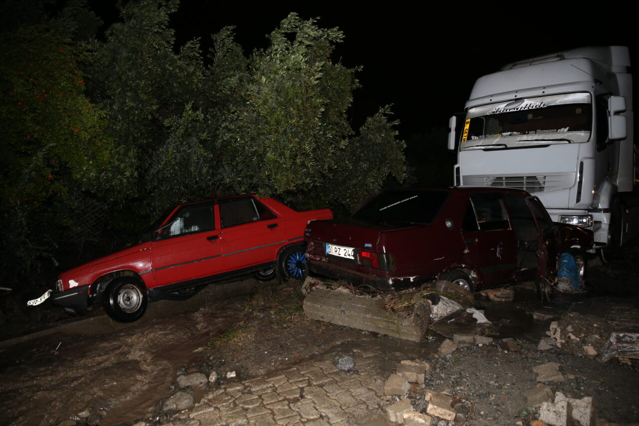 HATAY (AA) – Hatay'ın Dörtyol ilçesinde sağanak sonrası oluşan su