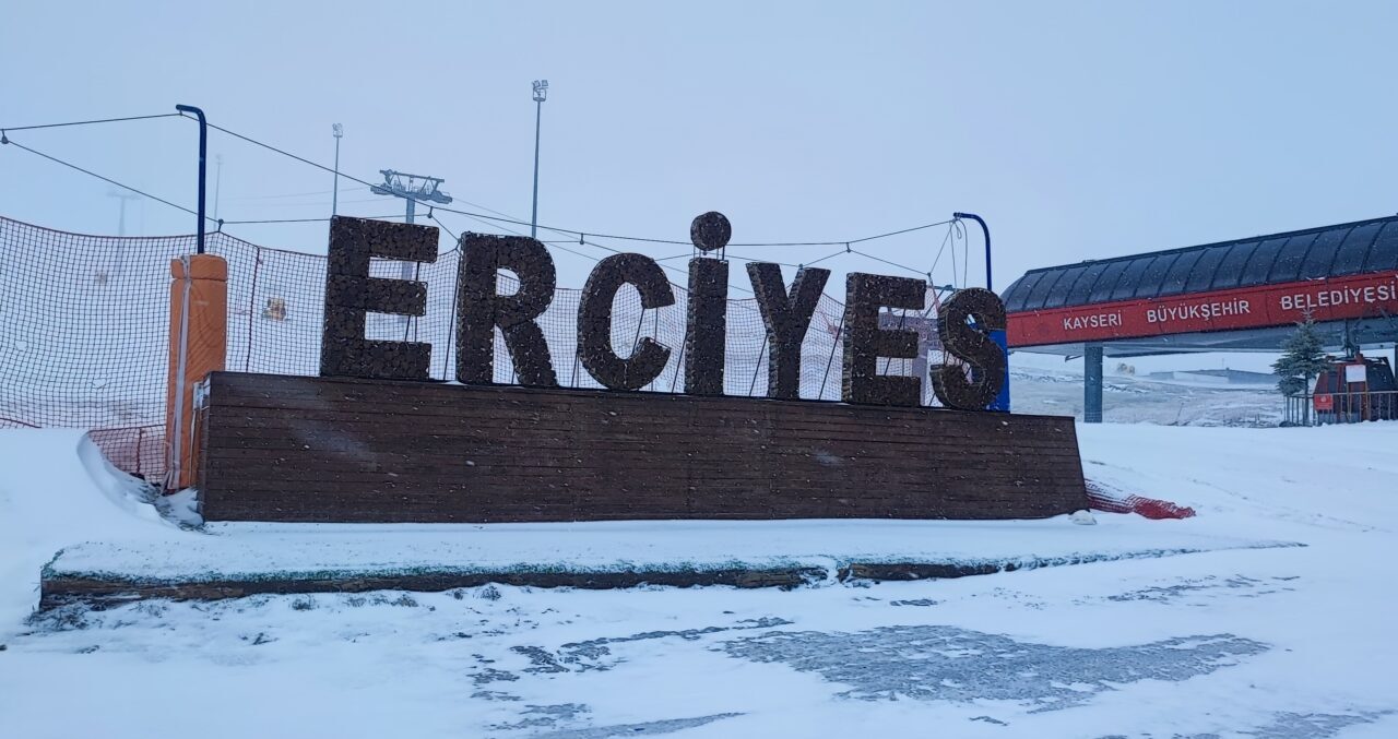 KAYSERİ (AA) – Türkiye'nin önemli kış sporları merkezlerinden Erciyes'te mayıs