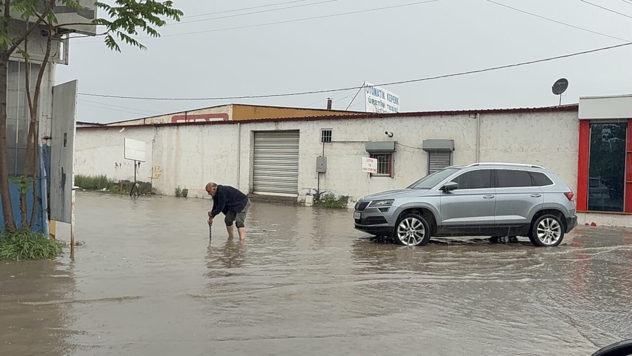 IĞDIR (AA) – Iğdır'da sağanak sonrasında meydana gelen sel nedeniyle