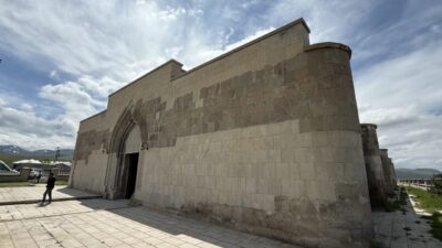 IĞDIR (AA) – Tezhip, minyatür, cam ve çini eserlerin yer