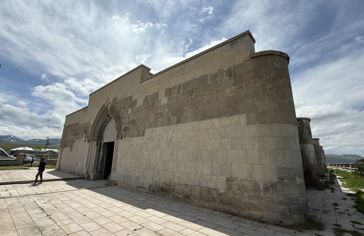 IĞDIR (AA) – Tezhip, minyatür, cam ve çini eserlerin yer