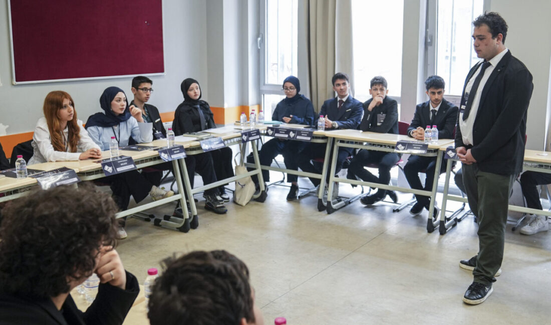 - İki gün süren etkinlikte öğrenciler, teknoloji, siyaset, ekonomi, sosyoloji,