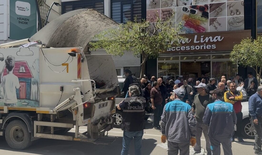 ISPARTA (AA) – Isparta'da çöp toplama kamyonunun arkasına sıkışan temizlik