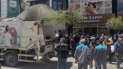 ISPARTA (AA) – Isparta'da çöp toplama kamyonunun arkasına sıkışan temizlik
