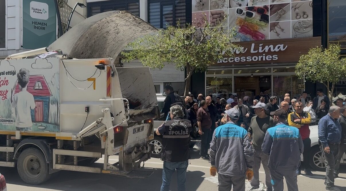 ISPARTA (AA) – Isparta'da çöp toplama kamyonunun arkasına sıkışan temizlik