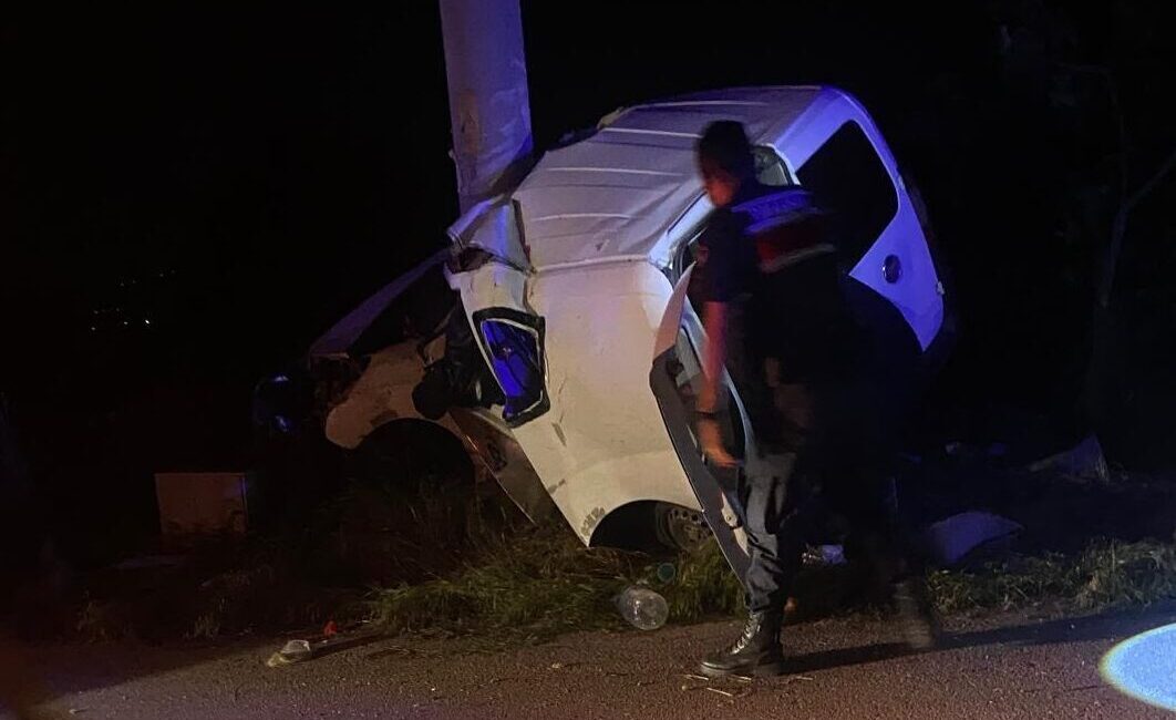 ISPARTA (AA) – Isparta'da hafif ticari aracın elektrik direğine çarpması
