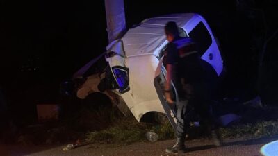 ISPARTA (AA) – Isparta'da hafif ticari aracın elektrik direğine çarpması
