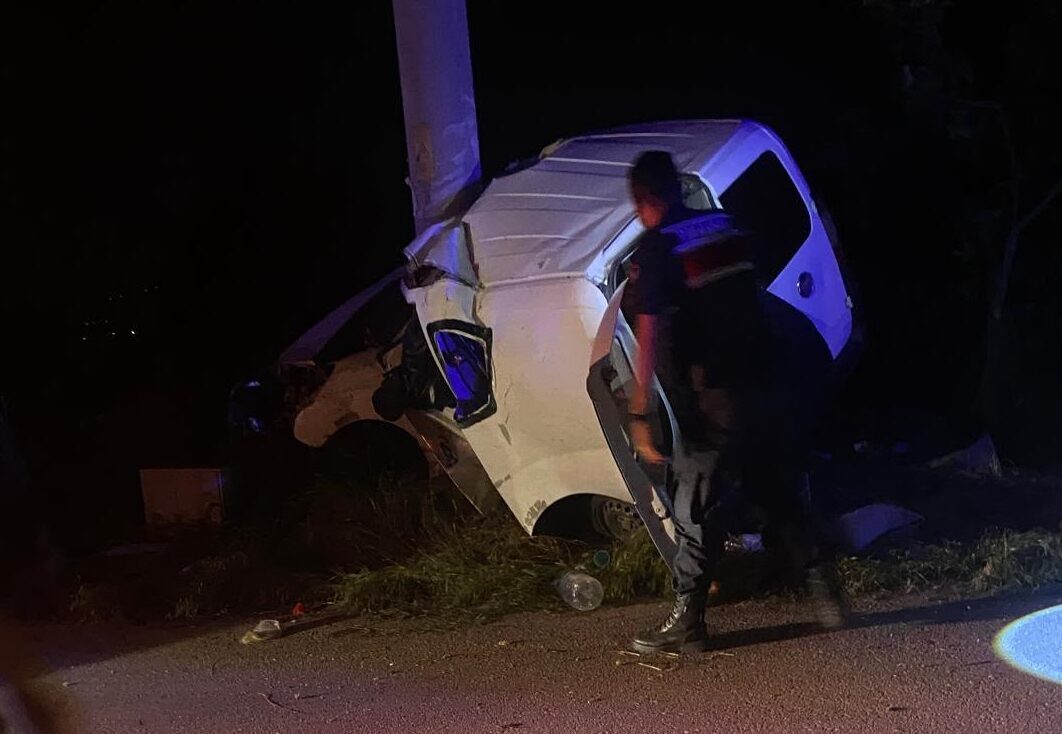 ISPARTA (AA) – Isparta'da hafif ticari aracın elektrik direğine çarpması