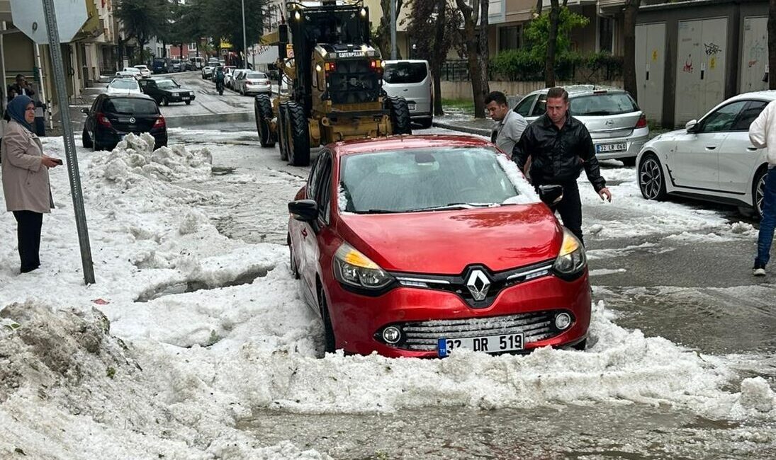 ISPARTA (AA) – Isparta’da dolu yağışı yaşamı olumsuz etkiledi. Kentte
