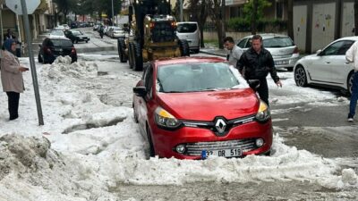 ISPARTA (AA) – Isparta’da dolu yağışı yaşamı olumsuz etkiledi. Kentte