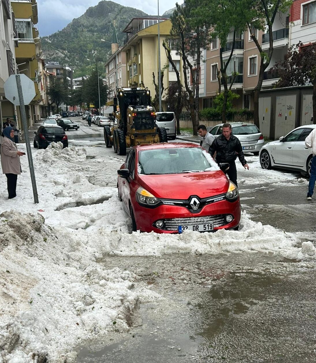 ISPARTA (AA) – Isparta’da dolu yağışı yaşamı olumsuz etkiledi. Kentte