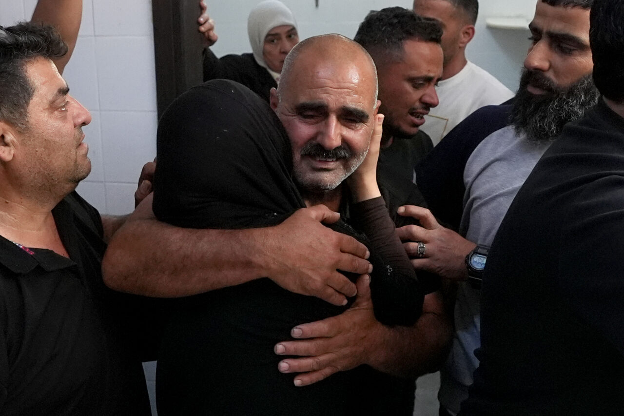 - İsrail askerlerinin Batı Şeria'nın Tulkerim kentinde seyir halindeki araca