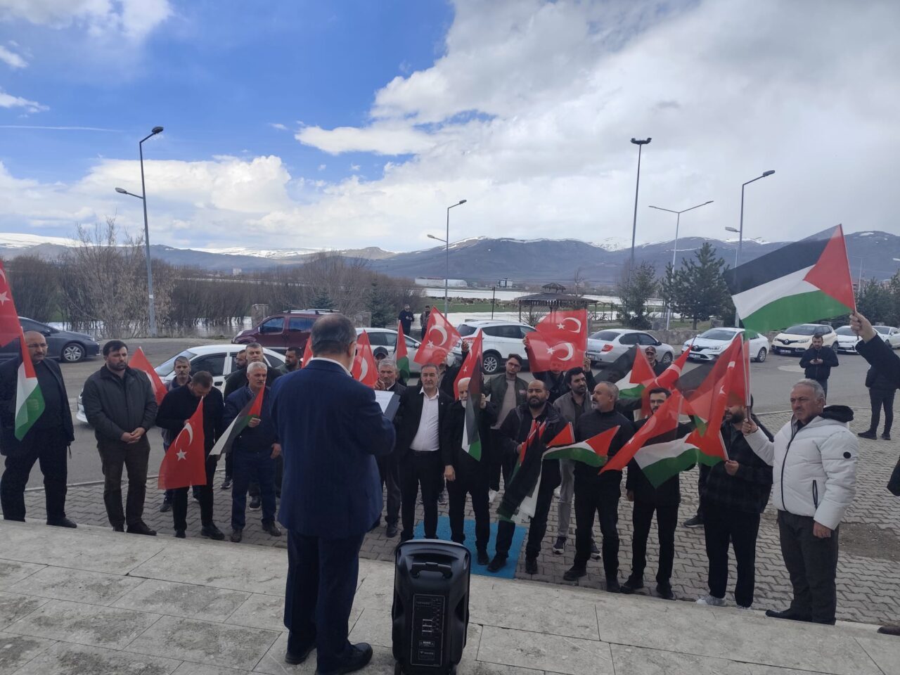 ARDAHAN (AA) – Ardahan'da vatandaşlar, İsrail ordusunun Gazze'ye insani yardım