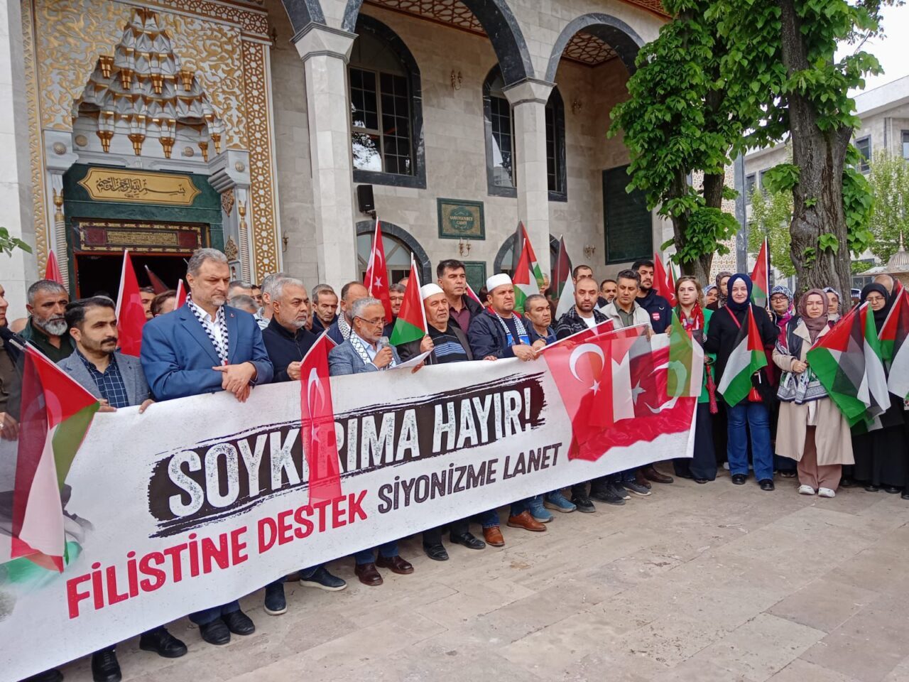 MANİSA (AA) – Manisa'nın Yunusemre ilçesinde İsrail'in Küresel Sumud Filosu'na