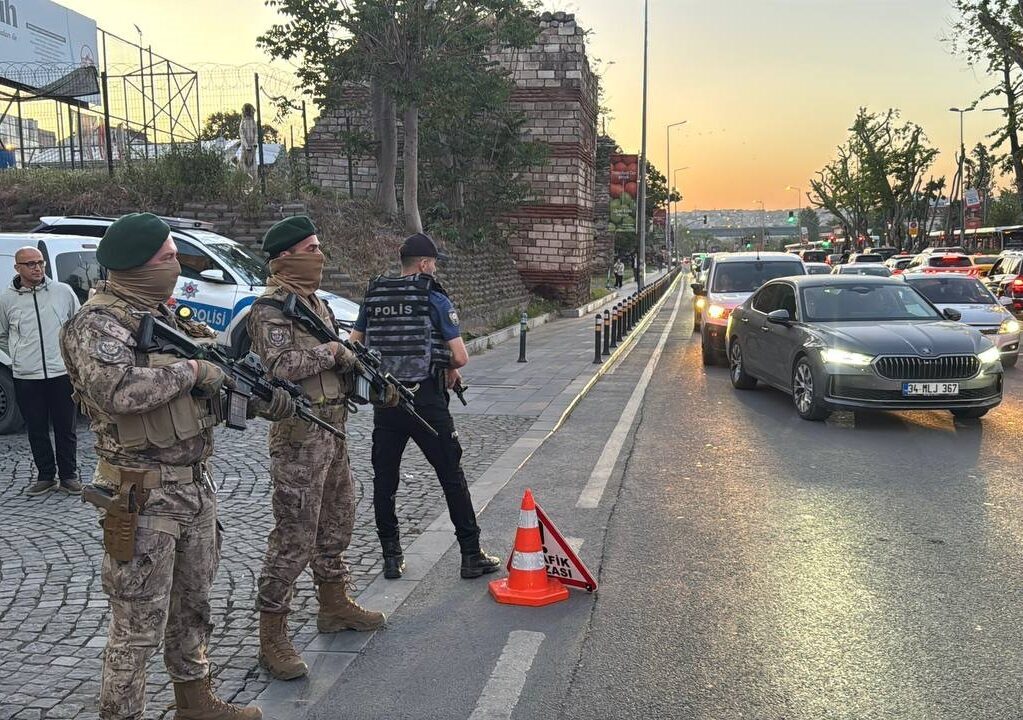 İSTANBUL (AA) – İstanbul Emniyet Müdürü Selami Yıldız, Fatih'te yapılan