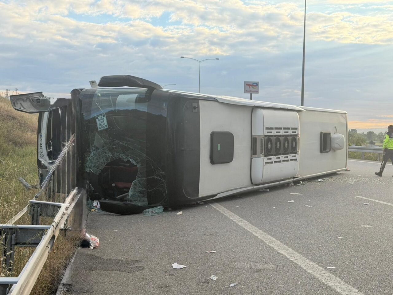 BALIKESİR (AA) – İstanbul-İzmir Otoyolu'nun Balıkesir kısmında devrilen yolcu otobüsündeki