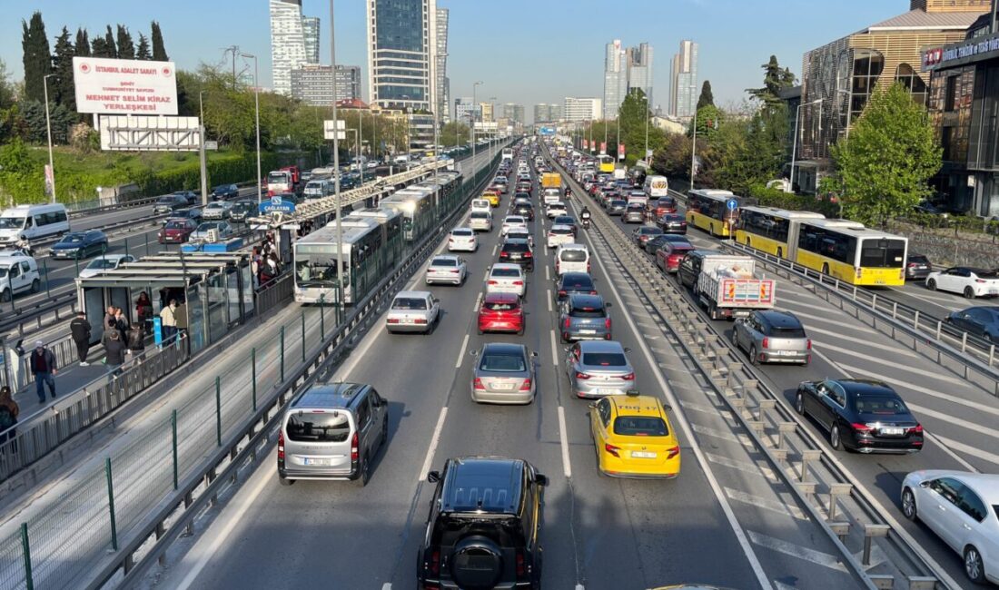 İSTANBUL (AA) – İstanbul'da akşam saatlerinde etkisini artıran trafik yoğunluğu
