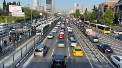 İSTANBUL (AA) – İstanbul'da akşam saatlerinde etkisini artıran trafik yoğunluğu