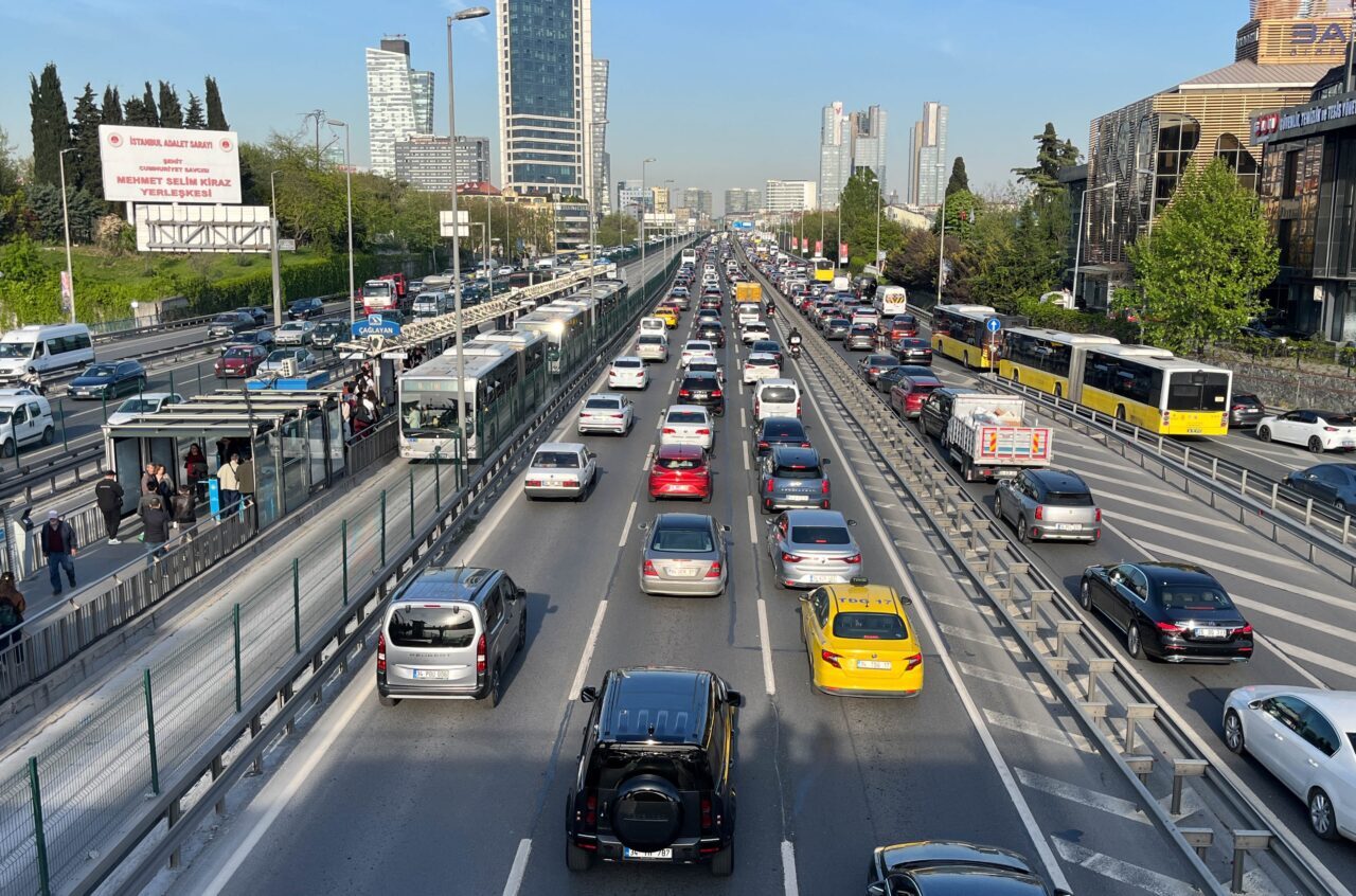 İSTANBUL (AA) – İstanbul'da akşam saatlerinde etkisini artıran trafik yoğunluğu