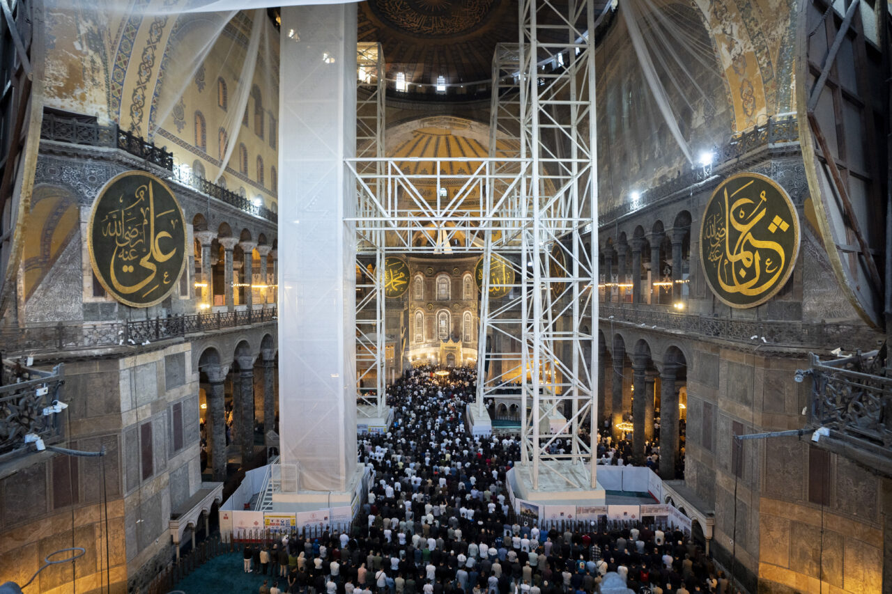 İSTANBUL (AA) – İstanbul'daki camilerde Kurban Bayramı namazı yoğun katılımla