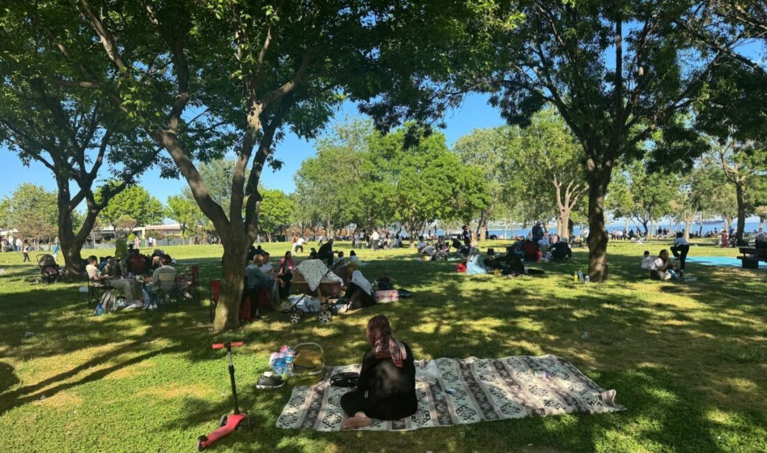 İSTANBUL (AA) – İstanbul'da vatandaşlar, Kurban Bayramı'nın birinci gününde millet