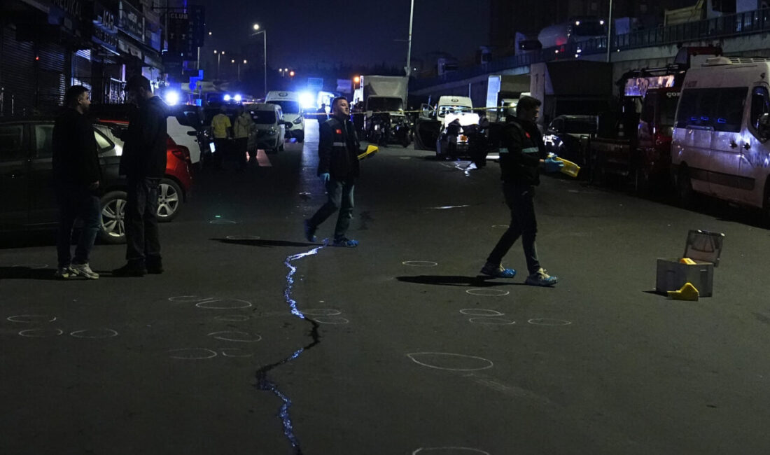 İSTANBUL (AA) – İstanbul'da polisin "dur" ihtarına uymayan otomobildeki şüpheliler