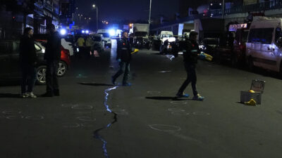 İSTANBUL (AA) – İstanbul'da polisin "dur" ihtarına uymayan otomobildeki şüpheliler