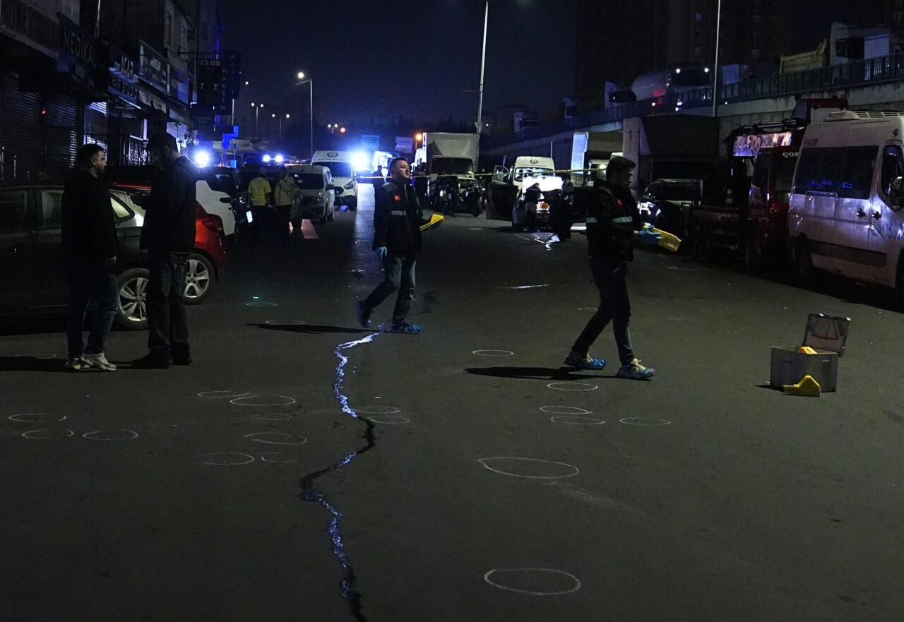 İSTANBUL (AA) – İstanbul'da polisin "dur" ihtarına uymayan otomobildeki şüpheliler
