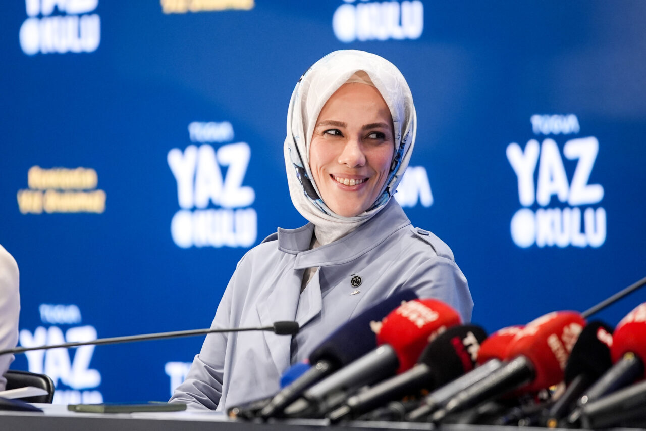- NUN Eğitim ve Kültür Vakfı Yönetim Kurulu Başkanı Esra