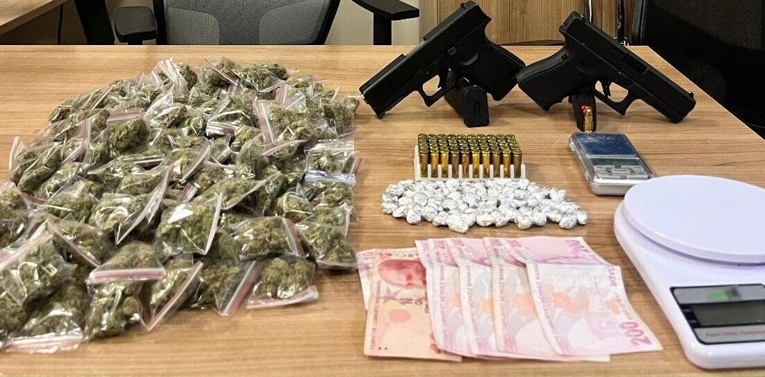İSTANBUL (AA) – İstanbul'da bir şüphelinin gözaltına alındığı uyuşturucu operasyonunda,