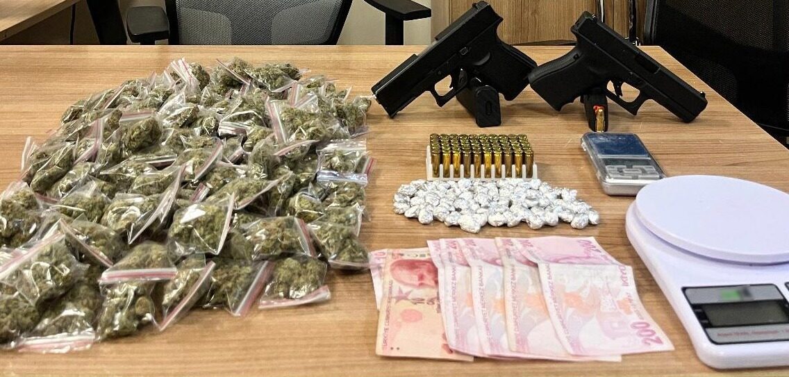 İSTANBUL (AA) – İstanbul'da bir şüphelinin gözaltına alındığı uyuşturucu operasyonunda,