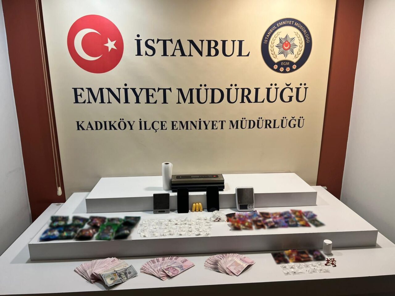 İSTANBUL (AA) – İstanbul’da polis denetiminde aracında uyuşturucu bulunan sürücü