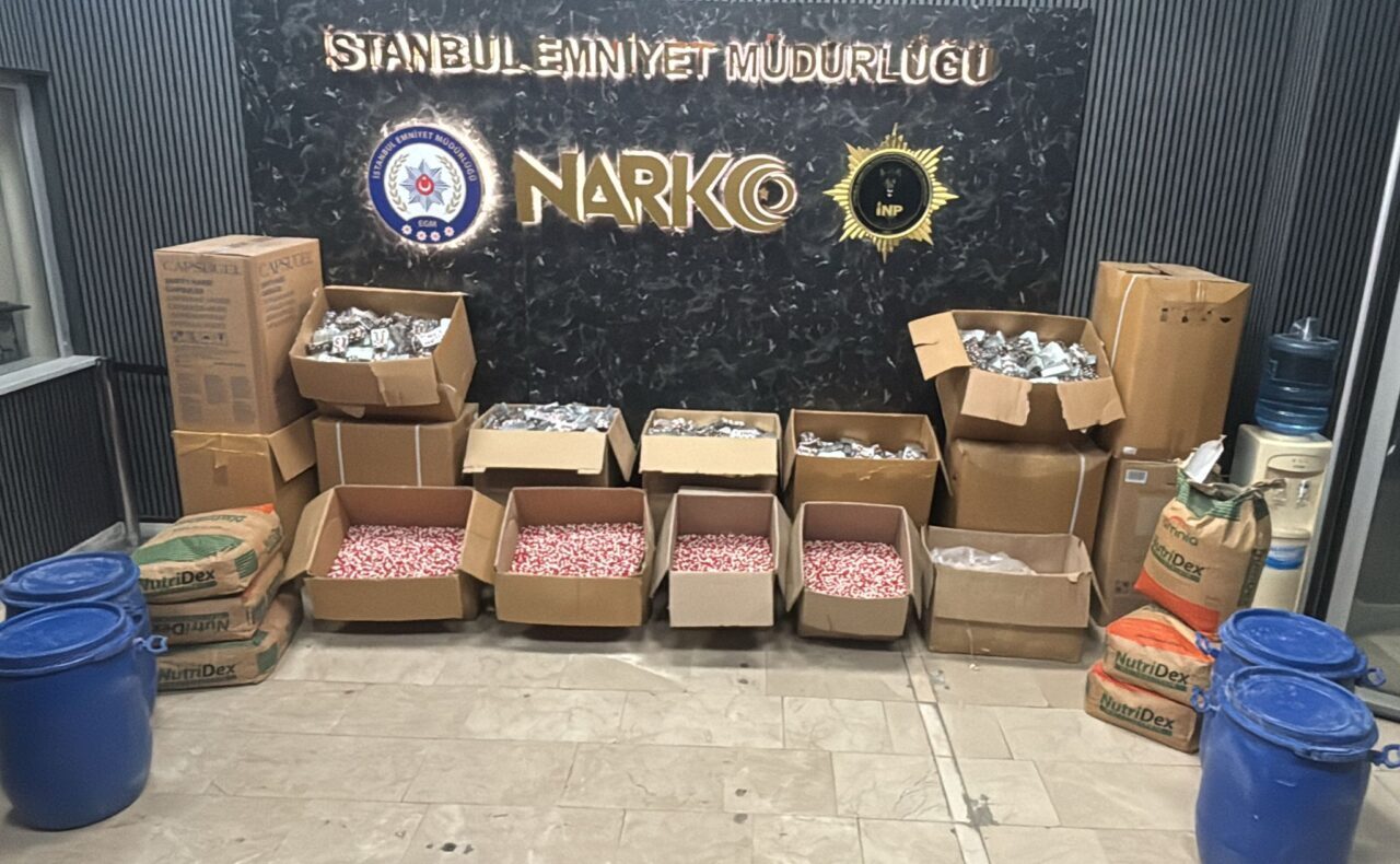 İSTANBUL (AA) – İstanbul'da düzenlenen operasyonda yaklaşık 1 milyon uyuşturucu