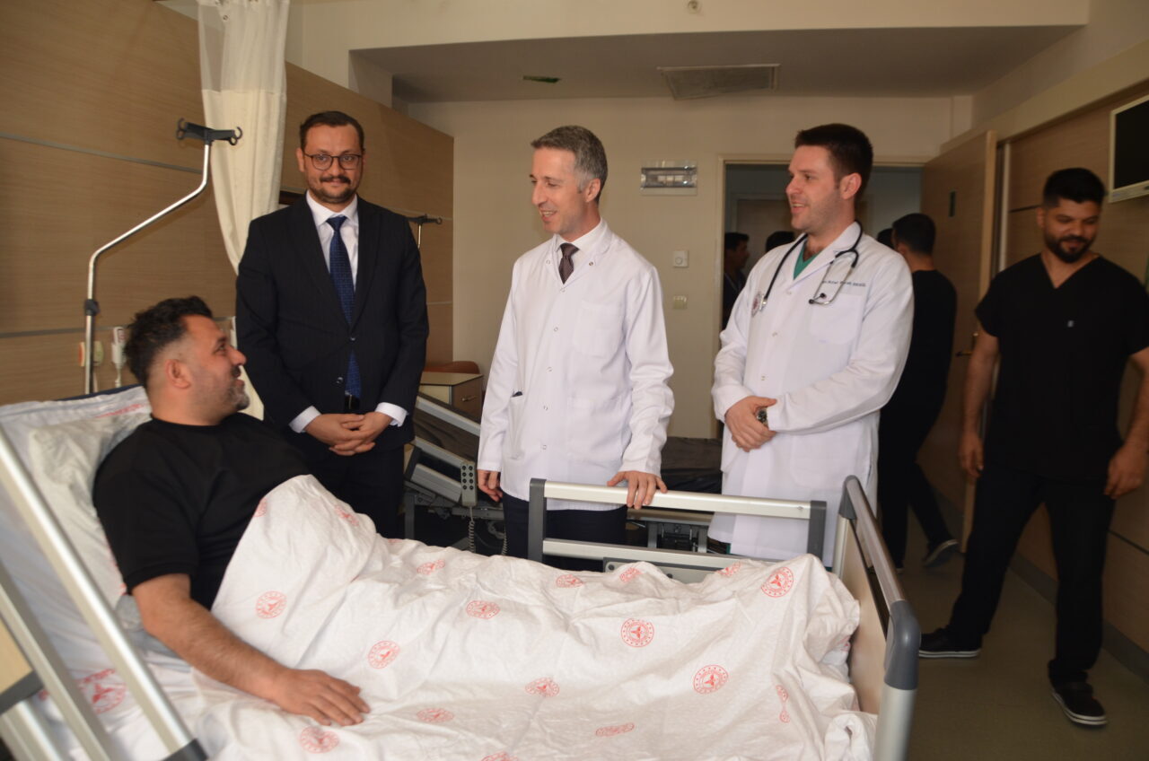 - İstanbul Üniversitesi İstanbul Tıp Fakültesinden Prof. Dr. Tzevat Tefik:
-