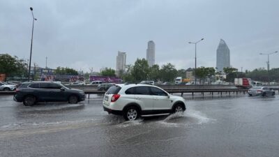 İSTANBUL (AA) – İstanbul'un bazı ilçelerinde aralıklarla etkili olan sağanak