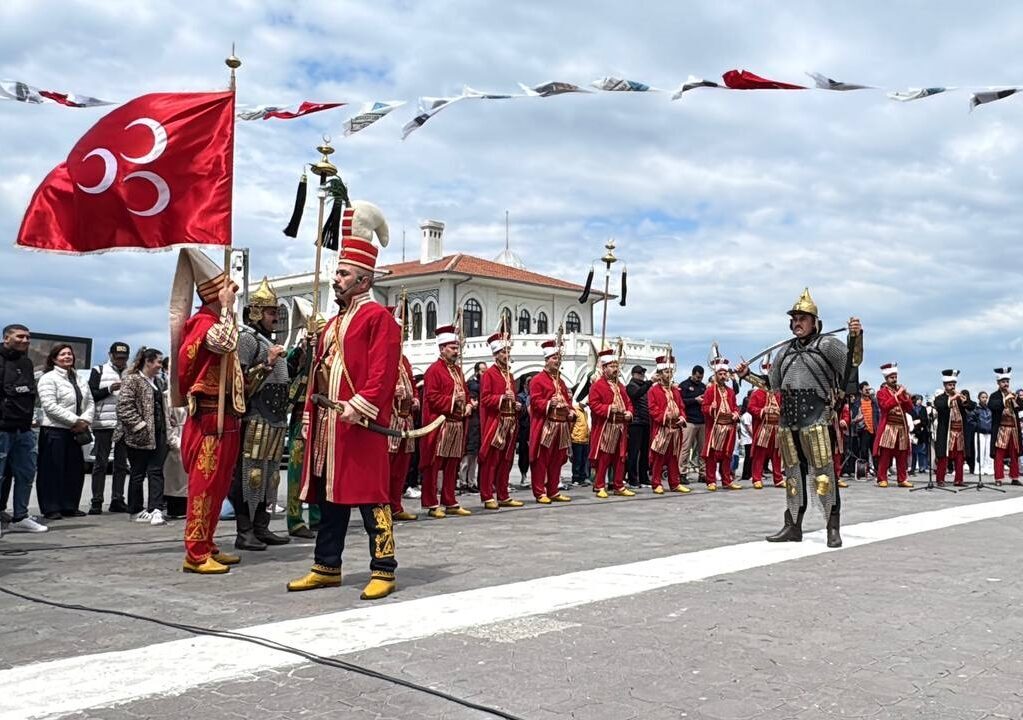 - Kutlamalar kapsamında, kent protokolünün de katılımıyla Beyazıt Meydanı'ndan Ayasofya