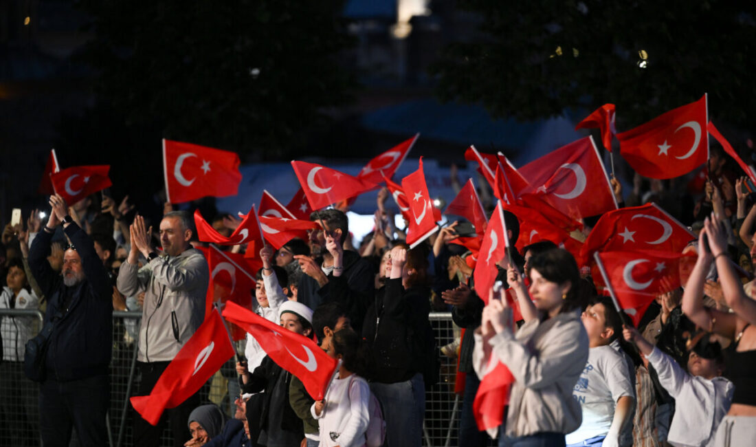 - Üsküdar sahilinde düzenlenen etkinlikte 1. Ordu Komutanlığı Bandosu çeşitli