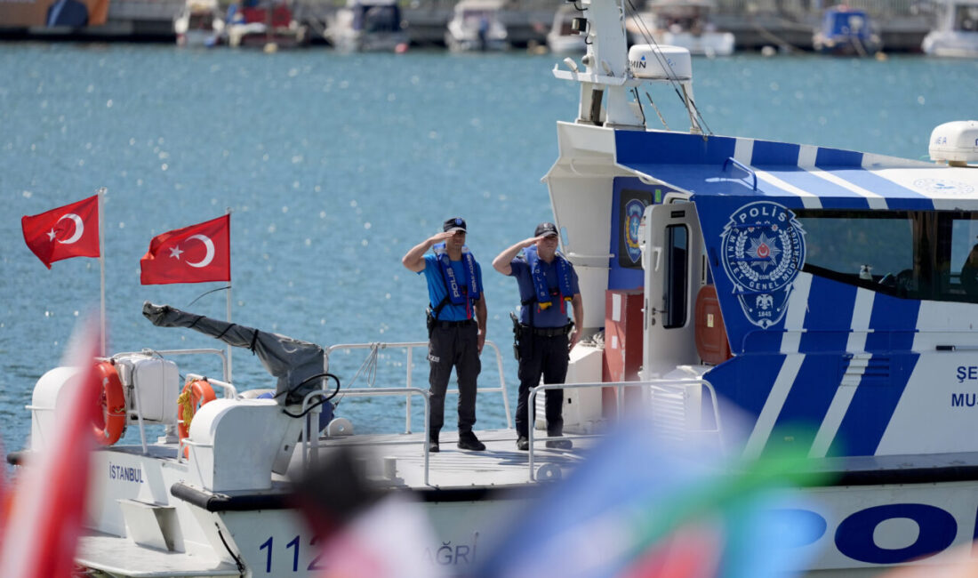- Sarayburnu Limanı ile Haliç arasında, Türk bayraklarıyla donatılmış 120