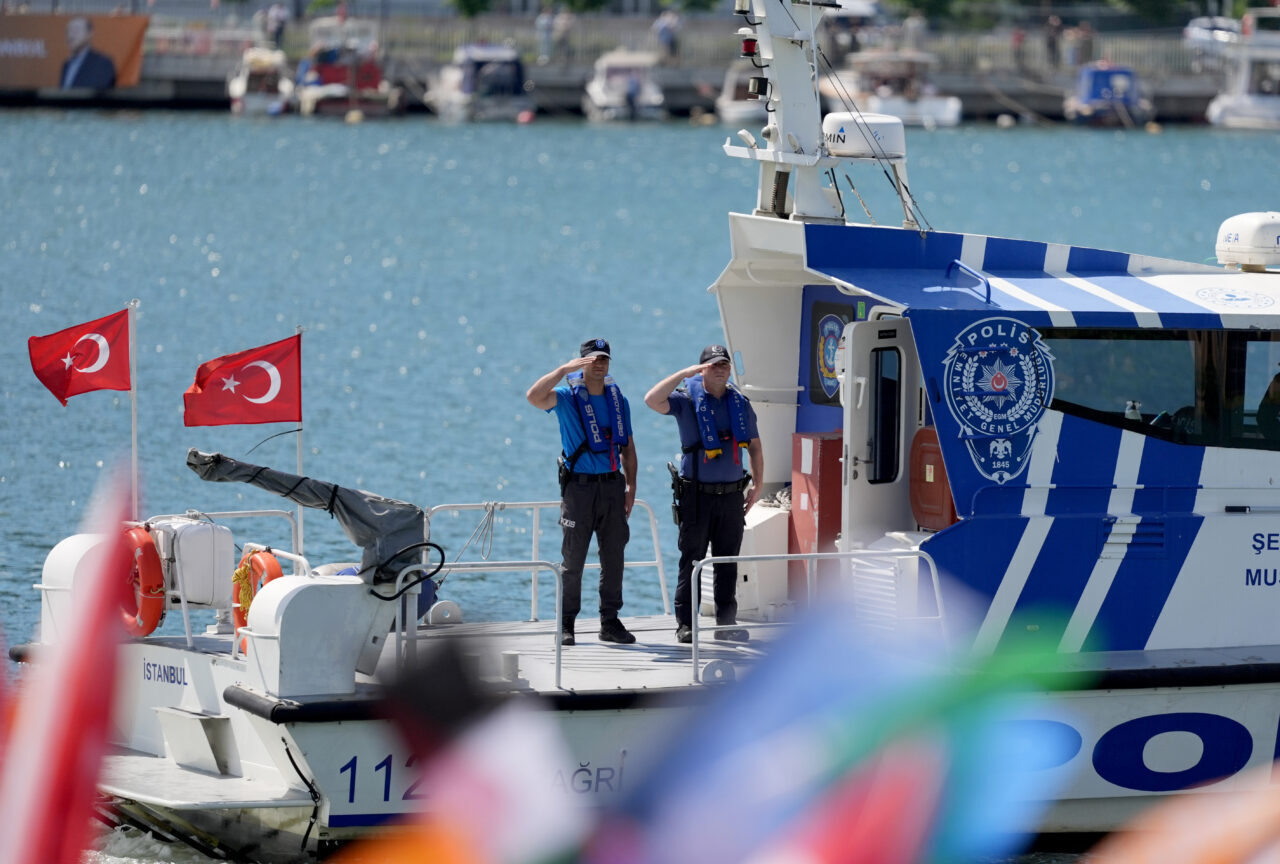 - Sarayburnu Limanı ile Haliç arasında, Türk bayraklarıyla donatılmış 120
