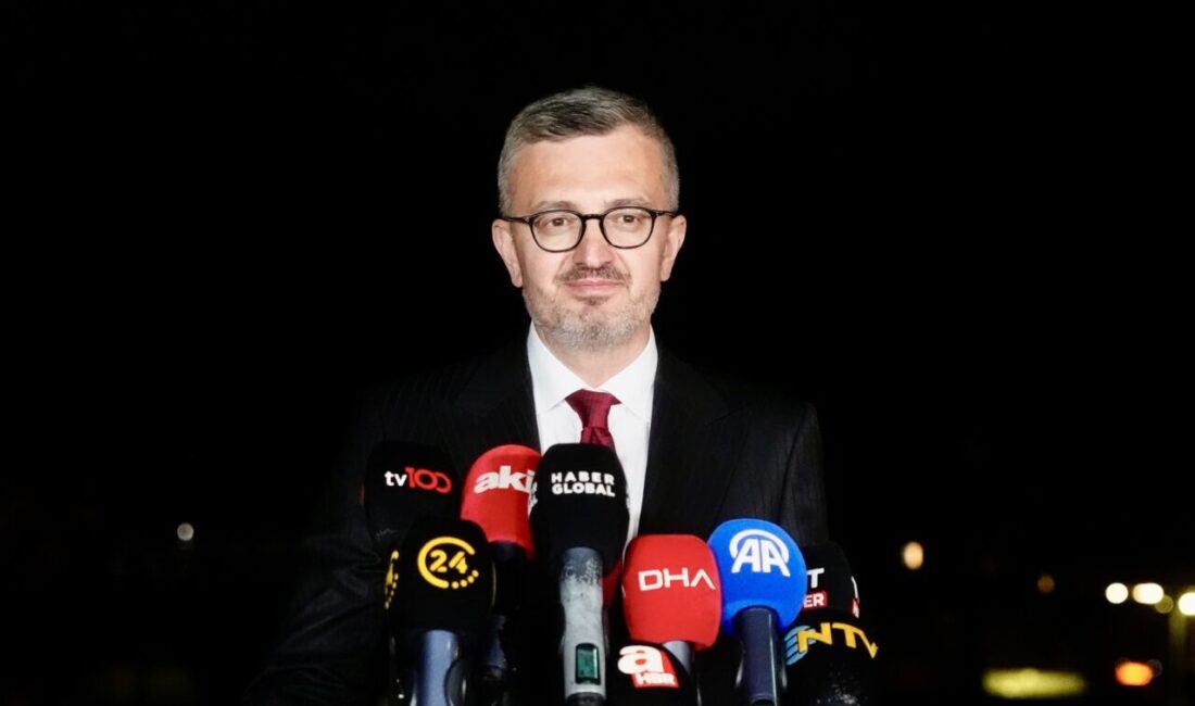 - Kentin farklı noktalarındaki tarihi simge yapılar üzerine lazerle yansıtılan