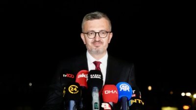 - Kentin farklı noktalarındaki tarihi simge yapılar üzerine lazerle yansıtılan