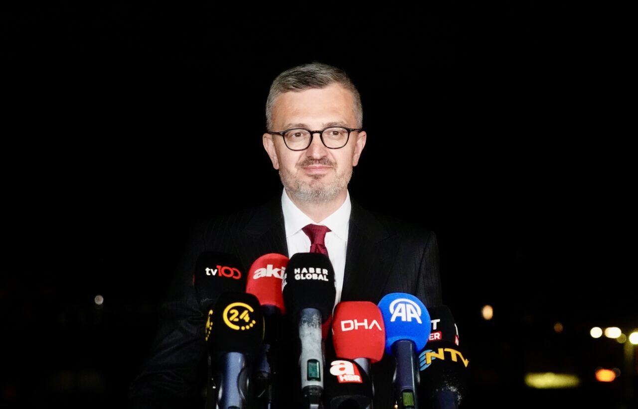 - Kentin farklı noktalarındaki tarihi simge yapılar üzerine lazerle yansıtılan