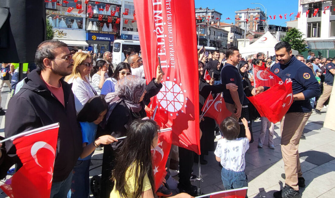 - Kentin farklı noktalarında düzenlenen mehteran konserleri vatandaşların yoğun ilgisini